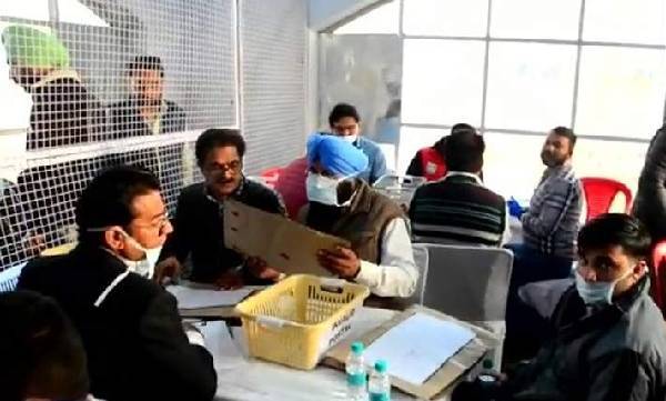 BJP eyes big comeback with early leads 